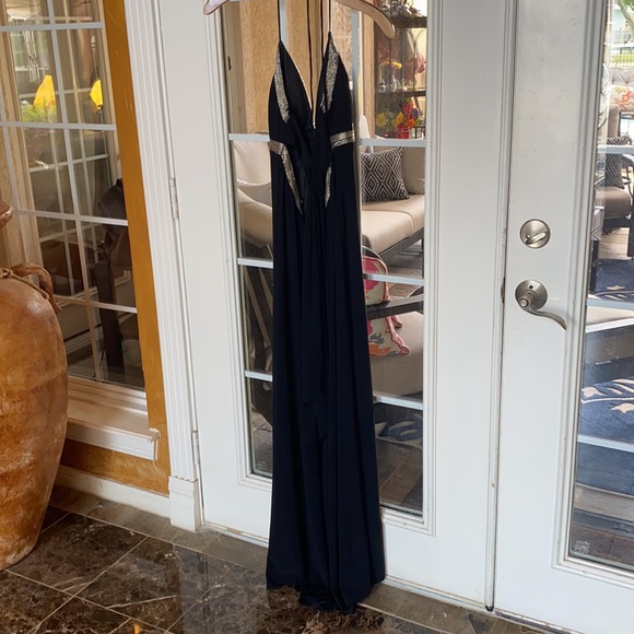 Beautiful and elegant dress - Picture 2 of 2